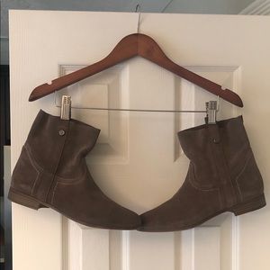 Frye & Co Sz 10 Real Suede pull on ankle booties